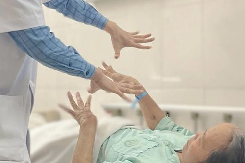 Điều trị thành công cho người phụ nữ bị viêm đa rễ và dây thần kinh cấp tính