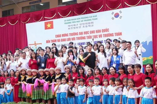 Học sinh tiểu học Cần Thơ thích thú giao lưu văn hóa với sinh viên Hàn Quốc