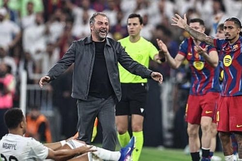 Mbappe ngăn đồng đội xếp hàng vinh danh Barca