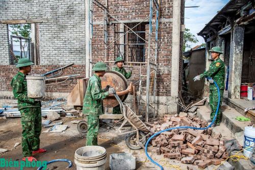 Bộ đội Biên phòng tỉnh Đắk Lắk tiếp tục hỗ trợ gia đình chính sách trong vùng lũ xây mới, sửa chữa nhà ở