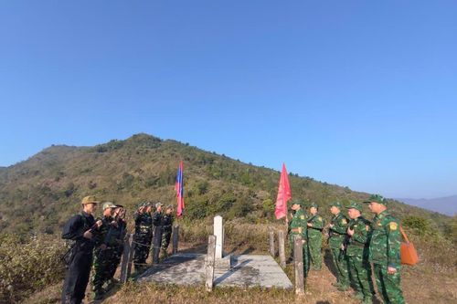 Tuần tra song phương bảo vệ biên giới Việt Nam - Lào dịp đầu năm mới