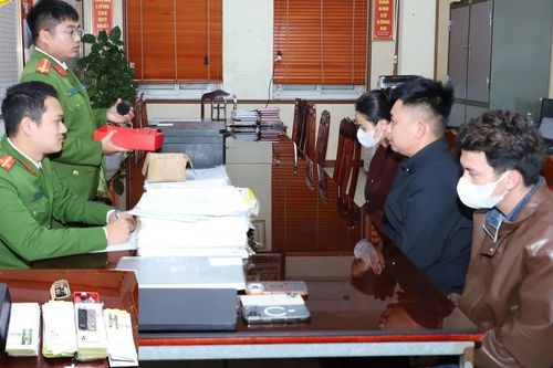 Tạm giữ 3 đối tượng làm giả con dấu, tài liệu để trục lợi từ tuyển dụng lao động