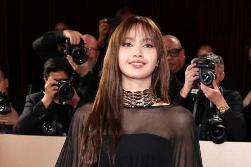 Lisa (BlackPink) diện đầm xuyên thấu tới Quả cầu Vàng