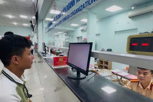 TP.HCM giảm lệ phí biển số ô tô từ 20 triệu xuống 14 triệu đồng