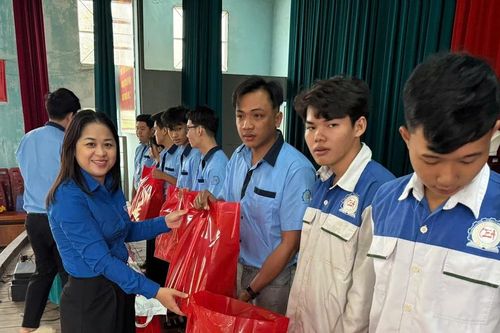 Hội Sinh viên Cần Thơ trao 1.600 phần quà Tết cho sinh viên khó khăn
