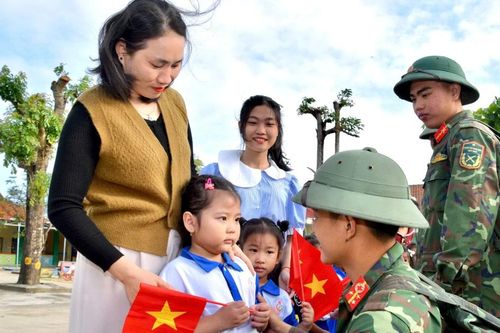 Người dân chia tay chiến sĩ hoàn thành 'Chiến dịch Quang Trung': Bộ đội đi rồi, nhớ lắm, thương lắm