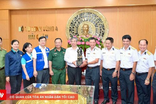 Lãnh đạo TP.HCM thăm, tặng quà quân dân quần đảo Trường Sa