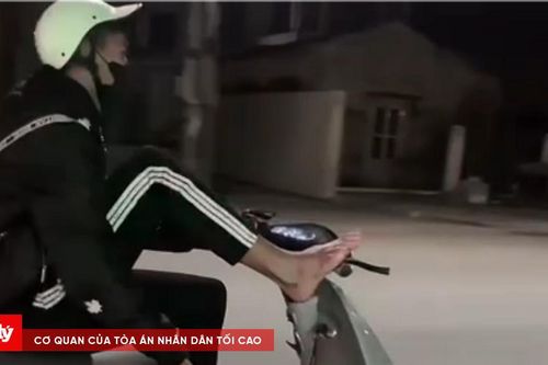 Xử lý nam sinh lớp 11 điều khiển xe máy điện bằng chân