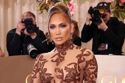 Jennifer Lopez U60 vẫn khiến fan nín thở vì đầm xuyên thấu lộ đường cong sexy