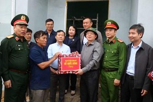 Phó Thủ tướng Hồ Quốc Dũng thăm người dân vùng rốn lũ ở Đắk Lắk