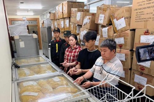 Chủ cơ sở Châu Phát cùng nhân viên sản xuất 800 tấn mì trộn hóa chất