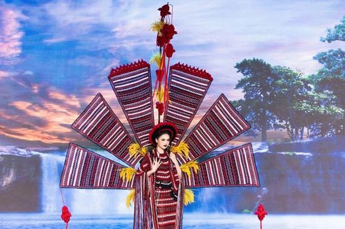 Á hậu Thu Ngân quảng bá văn hóa dân tộc Châu Ro tại Miss Intercontinental