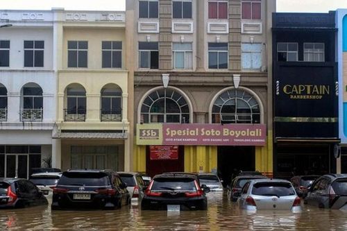 Indonesia: Thủ đô Jakarta chìm trong biển nước sau mưa lớn