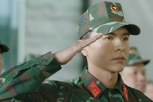 Sau vai phản diện trong 'Mưa đỏ,' Steven Nguyễn hóa thân thành chiến sỹ quân đội