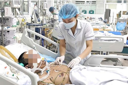 Người đàn ông biến chứng nguy kịch do lây thủy đậu từ con