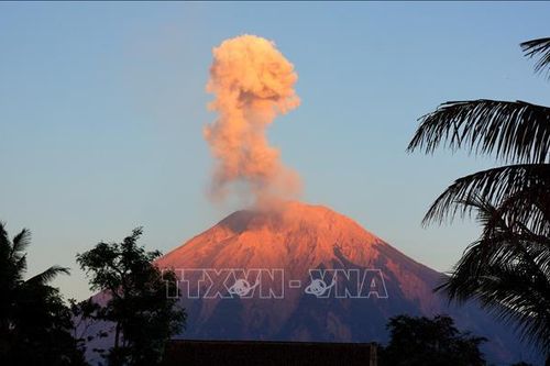 Núi lửa Semeru phun trào trở lại cùng hàng loạt trận động đất