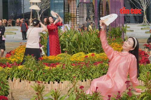 Vườn hoa xuân ven sông Sài Gòn rực rỡ 'hút' khách check-in
