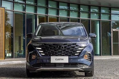 Giá xe Hyundai Custin niêm yết và lăn bánh tháng 1/2026