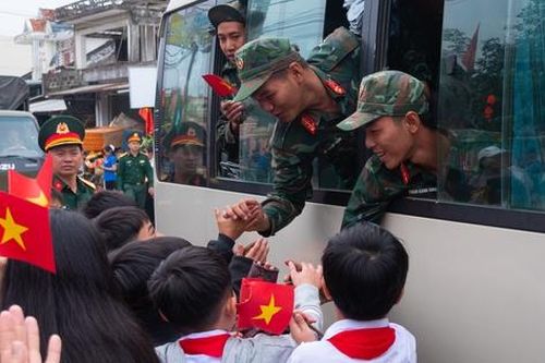 Xúc động hình ảnh người dân Đắk Lắk chia tay bộ đội sau 'Chiến dịch Quang Trung'