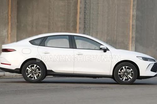Xe sedan hạng C trang bị tiên tiến, động cơ hybrid, giá 300 triệu đồng