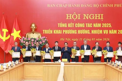 Bí thư Đảng ủy, Chủ tịch Vinachem Phùng Quang Hiệp nhận Bằng khen của Đảng bộ Chính phủ