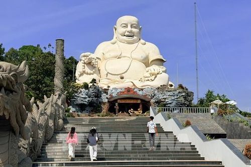 Kỳ vĩ tượng Phật Di Lặc lớn nhất châu Á trên Núi Cấm