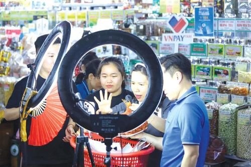Mở rộng sinh kế từ chợ truyền thống sang thương mại điện tử