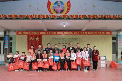 Tết ấm về bản lan tỏa nghĩa tình nơi biên cương Tuyên Quang