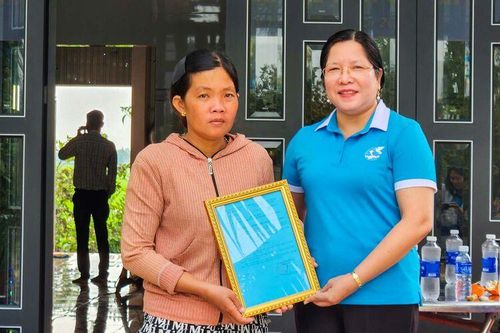 Bàn giao nhà Đại đoàn kết cho gia đình hội viên phụ nữ có hoàn cảnh khó khăn