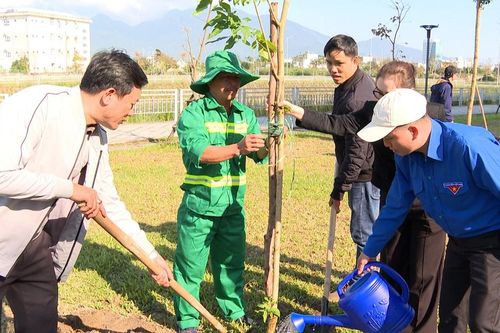 Trồng mới 32 cây xanh hưởng ứng Ngày cây xanh Việt Nam