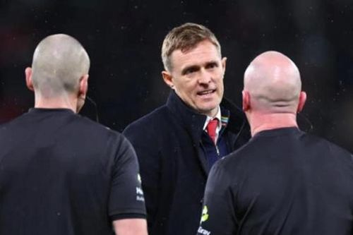 Darren Fletcher nhận thẻ vàng vì phản ứng trọng tài: Thay đổi bước ngoặt tại Man Utd