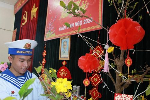 Mang quà xuân ra đảo Hòn Chuối (Cà Mau)