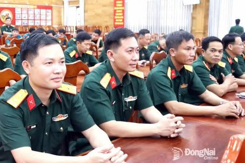 Gặp gỡ cán bộ trước khi triển khai quyết định đưa sĩ quan chính quy về xã, phường