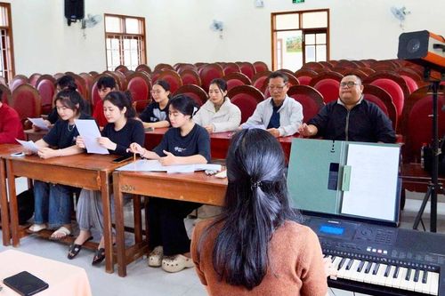 Một người thầy trở lại giảng đường để… học