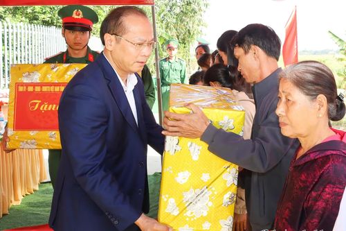 Ấm áp ngôi nhà quân dân