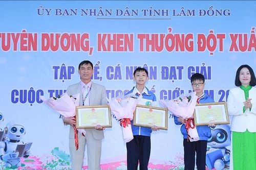 Tặng Bằng khen của Chủ tịch UBND tỉnh cho học sinh đạt Huy chương Vàng Robotics thế giới