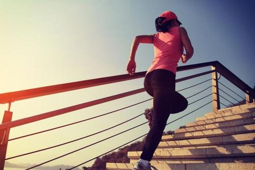 Mẹo leo cầu thang đốt mỡ hiệu quả và bảo vệ khớp gối đúng cách