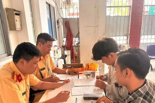 Xử phạt 2 thanh niên cản trở CSGT và không chấp hành đo nồng độ cồn tại TP.HCM