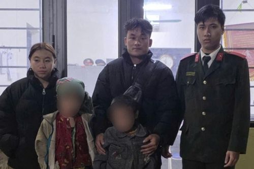Công an xã Lý Bôn giúp 2 cháu nhỏ người dân tộc đi lạc về với gia đình an toàn