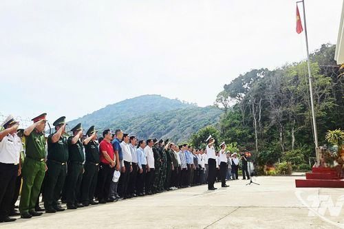 Thiêng liêng Lễ chào cờ giữa trùng khơi đảo Hòn Khoai