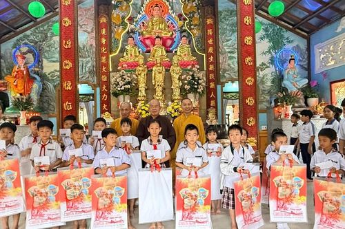 Chùa Kim Thiền (Đồng Tháp) tổ chức tổng kết khóa tu, trao học bổng đến các em học sinh