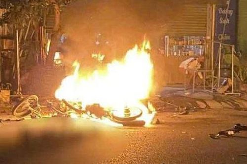 Bản tin TNGT 12/1: Hai xe máy cháy rụi sau va chạm ở TP.HCM, một người tử vong