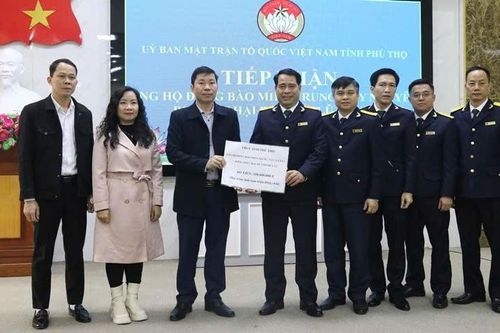 Thuế tỉnh Phú Thọ: Trao tiền ủng hộ đồng bào miền Trung, Tây Nguyên bị thiệt hại do mưa, lũ gây ra