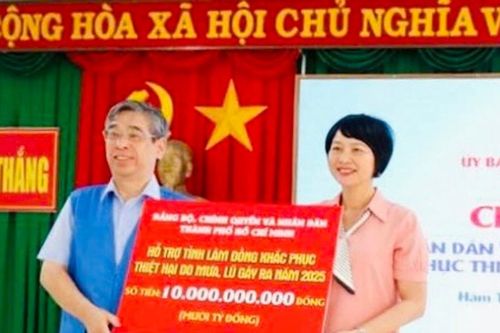 TP. Hồ Chí Minh trao hơn 10 tỷ đồng hỗ trợ tỉnh Lâm Đồng khắc phục thiệt hại do thiên tai