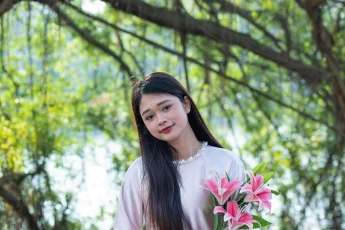 Sắc áo dài bên Hồ Gươm