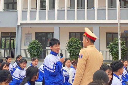 Phòng Cảnh sát giao thông Công an tỉnh Lào Cai đẩy mạnh tuyên truyền, hướng dẫn kỹ năng lái xe gắn máy an toàn cho học sinh