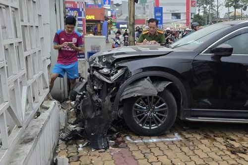 Đạp nhầm chân ga, ô tô hất văng 5 xe máy, nhiều người bị thương