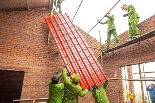 Gần dân nhất ở nơi giá rét – Công an xã Y Tý chung tay xây dựng những mái nhà sau bão