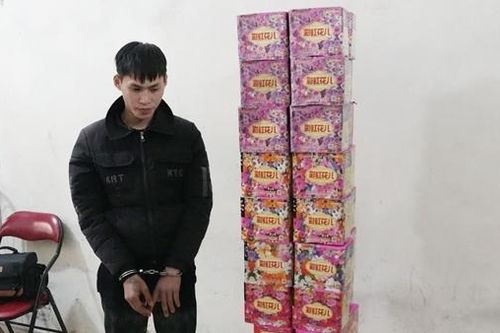 Chở 3 bao tải chứa hơn nửa tạ pháo hoa nổ trái phép