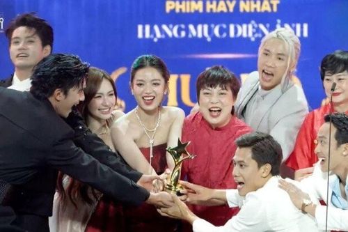 Ngôi Sao Xanh 2025: Steven Nguyễn tình tứ khoác tay Hạ Anh, cùng diễn lại đoạn phim kinh điển Mưa Đỏ